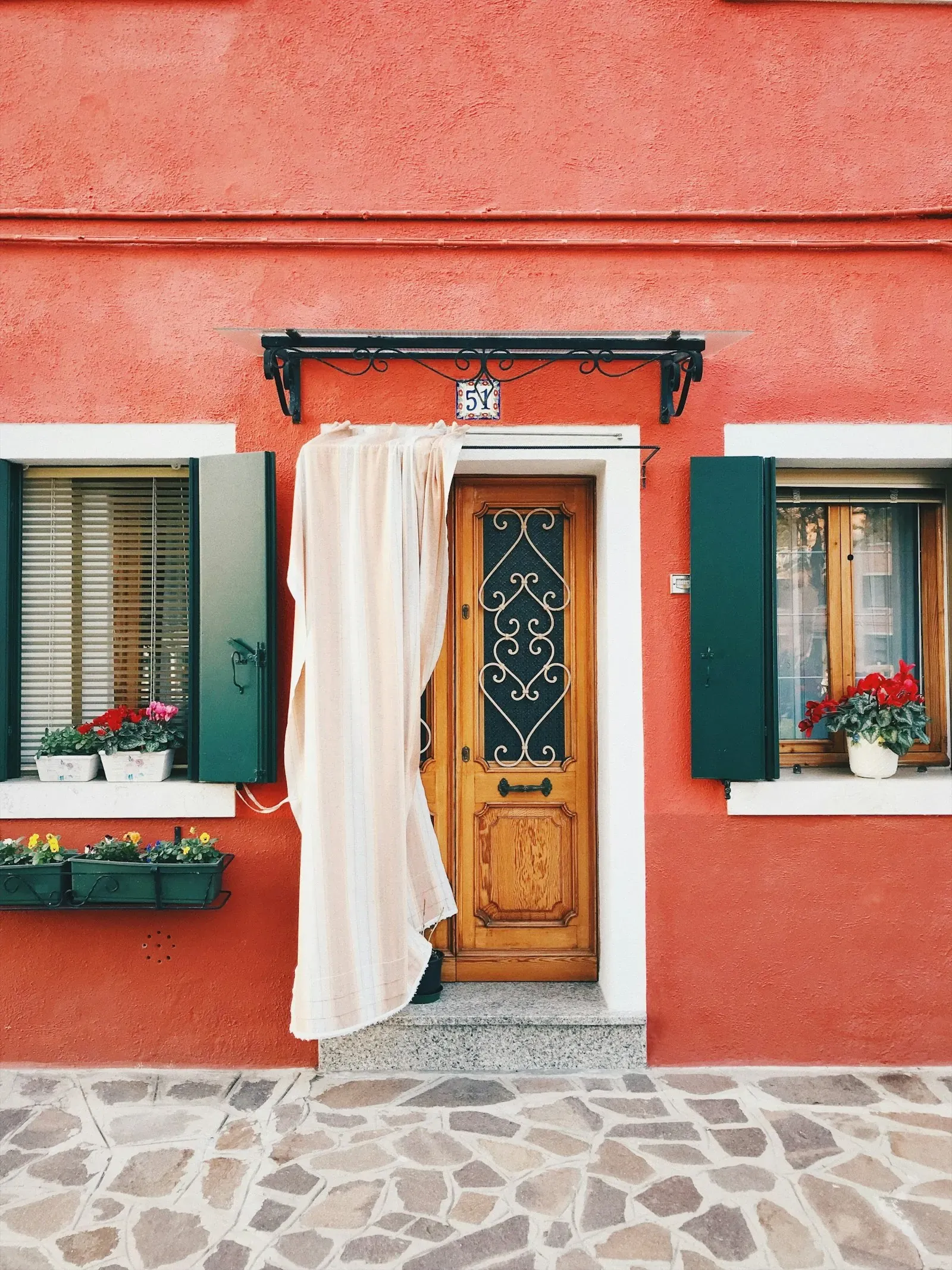 Porta d'ingresso rossa di un affittacamere in un centro storico