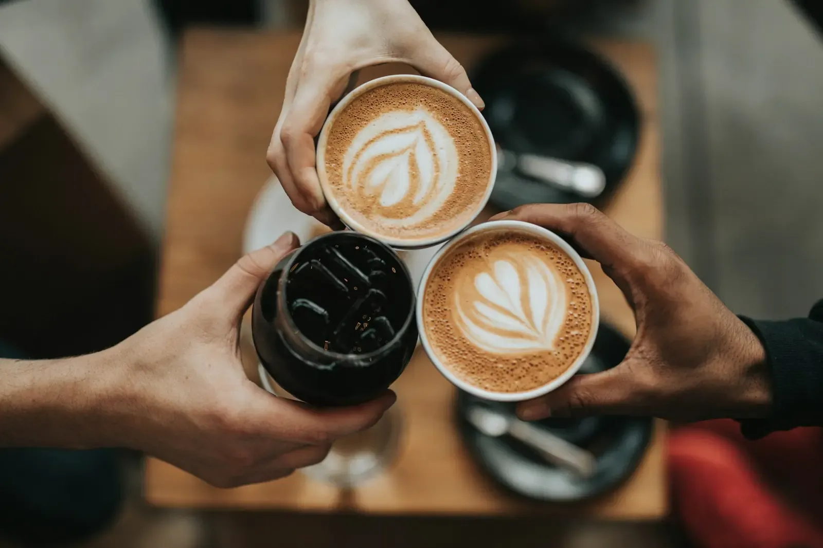 Mani che servono il caffè durante la colazione in un B&B