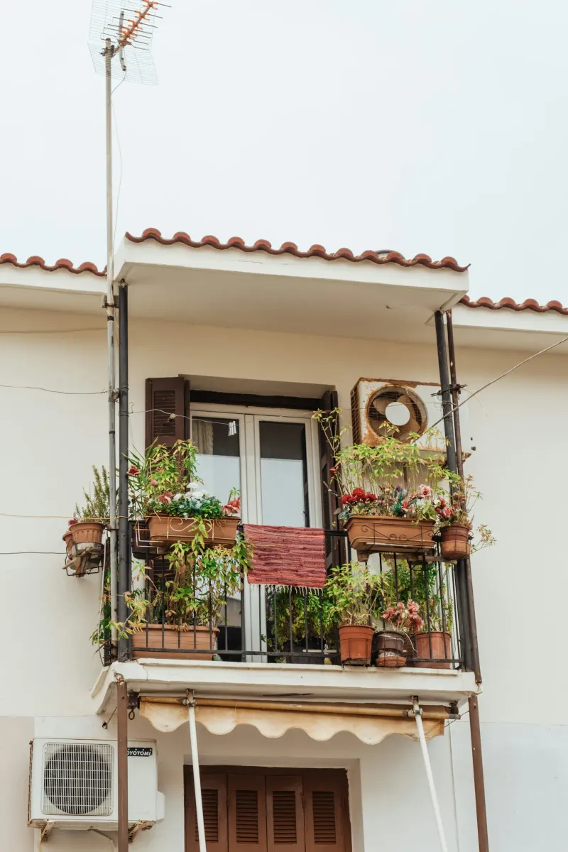 Balcone fiorito di una casa per vacanze in un borgo italiano