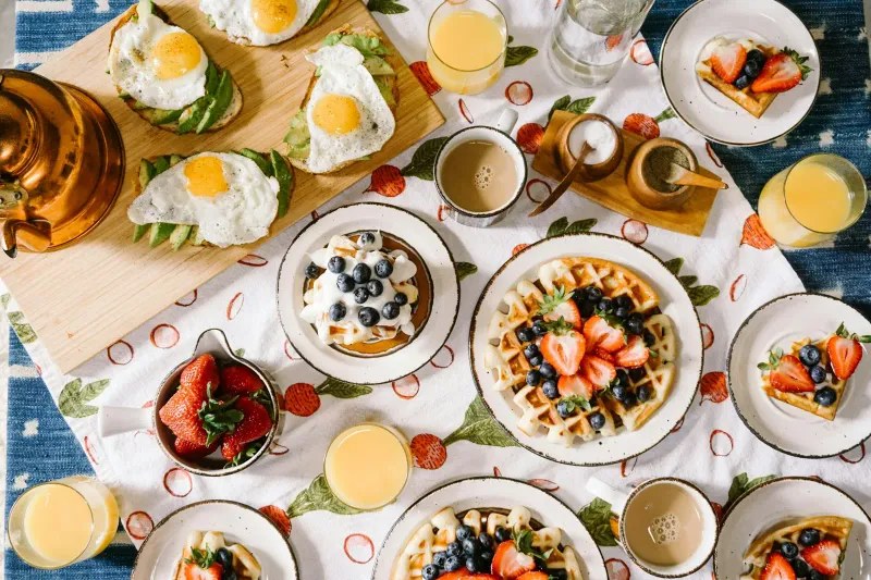Colazione apparecchiata su un tavolo di un piccolo B&B a gestione familiare