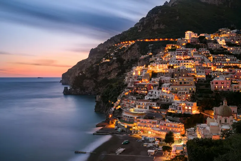 Struttura ricettiva sulla costa al tramonto